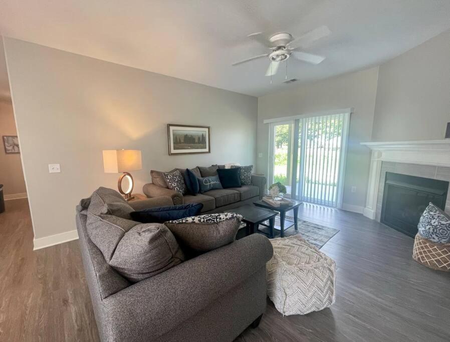 Main Floor 2 Bedroom Condo In Bettendorf Εξωτερικό φωτογραφία