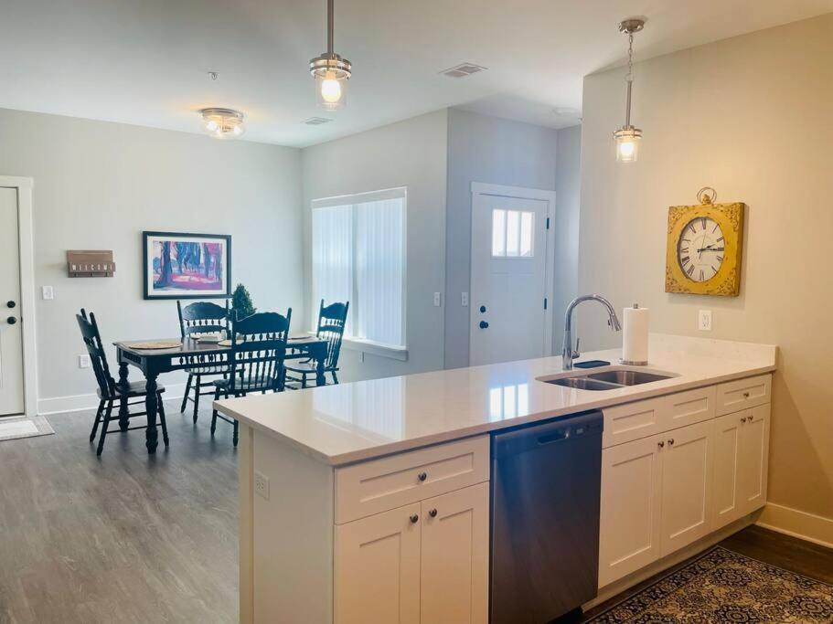 Main Floor 2 Bedroom Condo In Bettendorf Εξωτερικό φωτογραφία